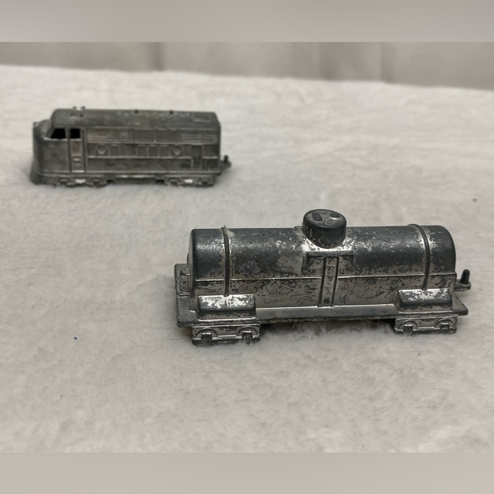 midgetoy vintage metal toy train Lot Of 2 Train Cars - Picture 11 of 16